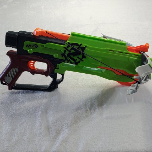 NERF Zombie Crossfire Crossbow Blaster Gun w/4 Darts - Picture 3 of 7